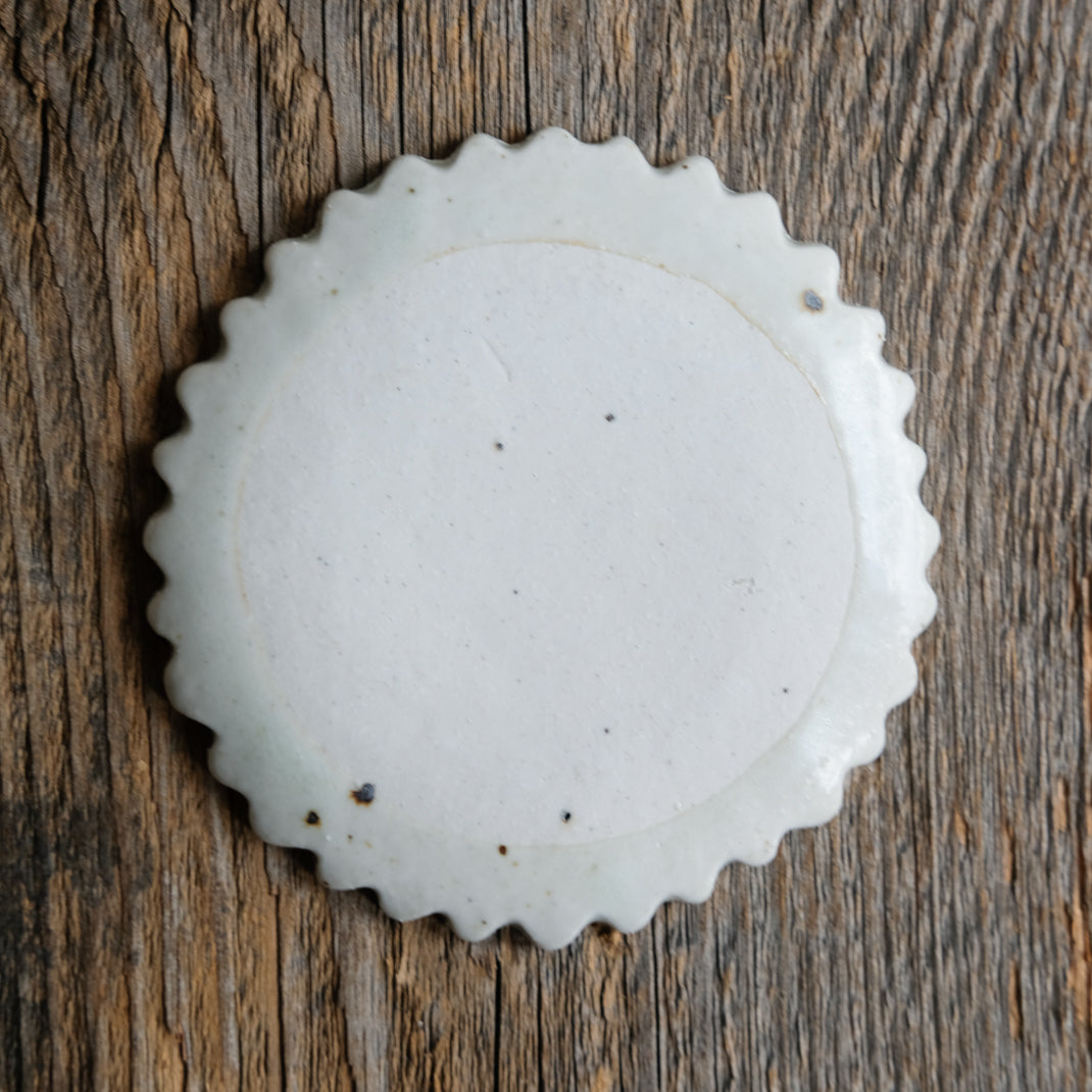 Assiette en grès blanche en forme de fleur réalisée par le céramiste Shin Ito