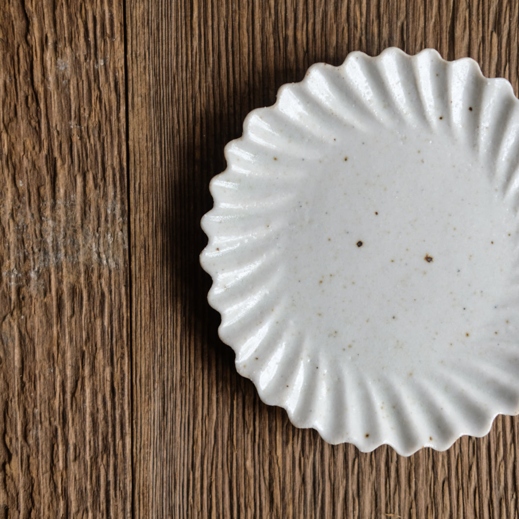 Assiette en grès blanche en forme de fleur réalisée par le céramiste Shin Ito