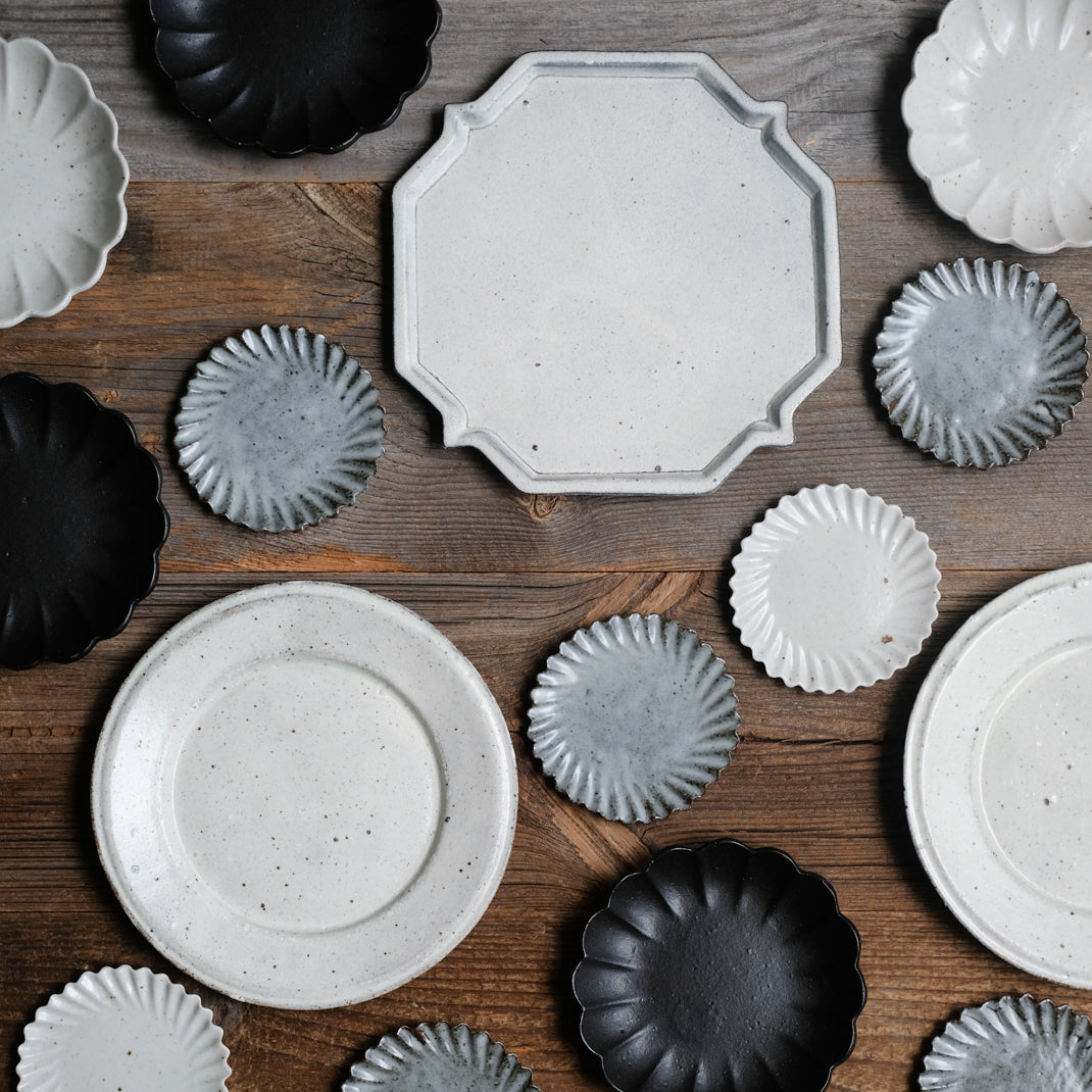 Assiette octognale en grès blanche réalisée par le céramiste Shin Ito