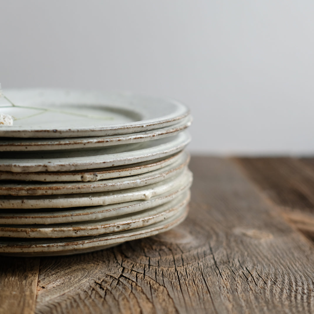 Assiette en grès blanche réalisée par le céramiste Shin Ito