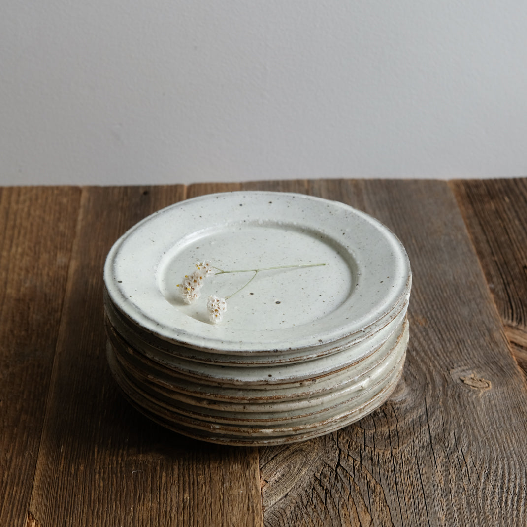 Assiette en grès blanche réalisée par le céramiste Shin Ito