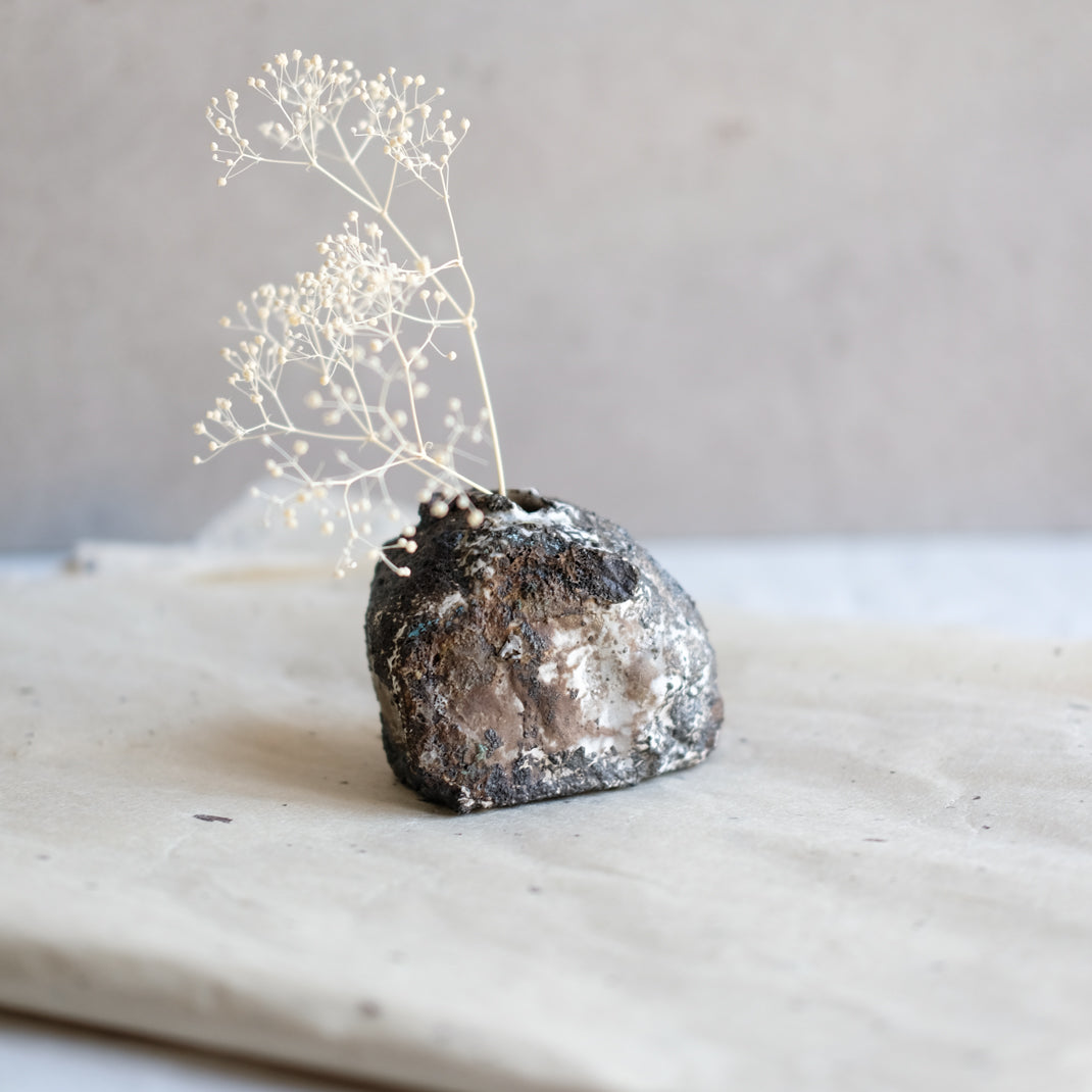 Vase unique élaboré avec une technique particulière par Yellow Nose Studio, en exclu chez Brutal Ceramics