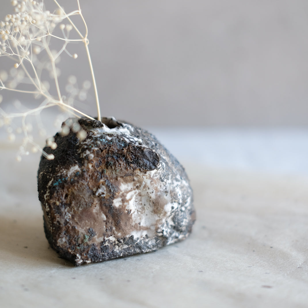 Vase unique élaboré avec une technique particulière par Yellow Nose Studio, en exclu chez Brutal Ceramics