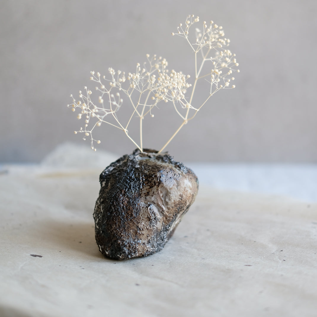 Vase unique élaboré avec une technique particulière par Yellow Nose Studio, en exclu chez Brutal Ceramics
