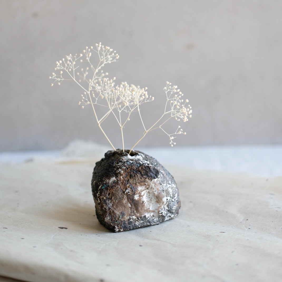 Vase unique élaboré avec une technique particulière par Yellow Nose Studio, en exclu chez Brutal Ceramics