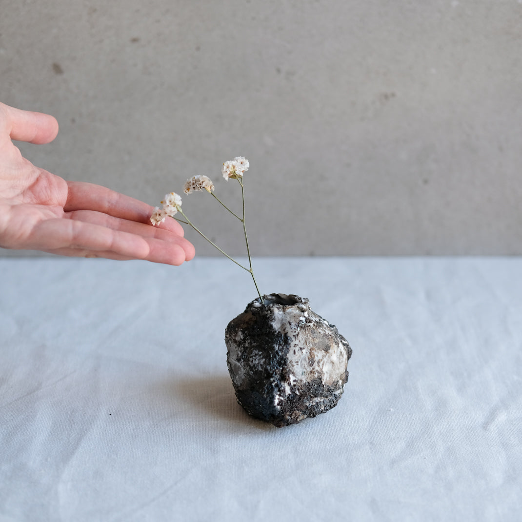 Vase unique élaboré avec une technique particulière par Yellow Nose Studio, en exclu chez Brutal Ceramics