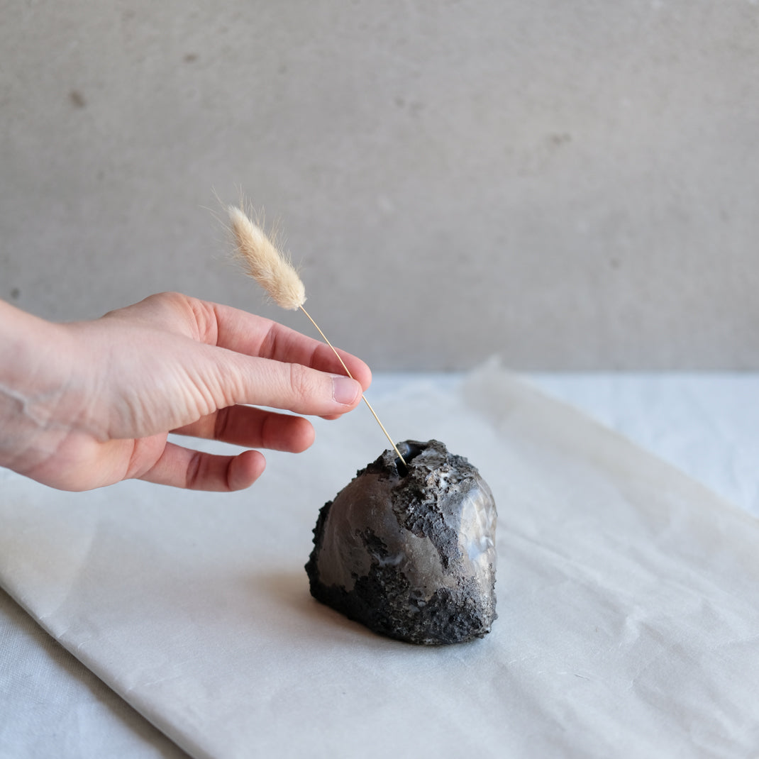 Vase unique élaboré avec une technique particulière par Yellow Nose Studio, en exclu chez Brutal Ceramics