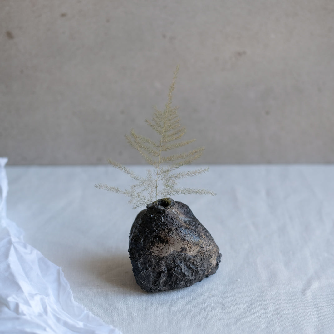 Vase unique élaboré avec une technique particulière par Yellow Nose Studio, en exclu chez Brutal Ceramics