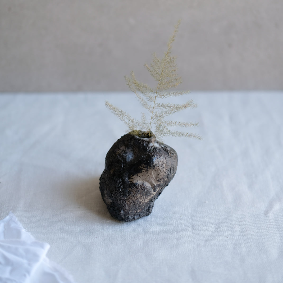 Vase unique élaboré avec une technique particulière par Yellow Nose Studio, en exclu chez Brutal Ceramics