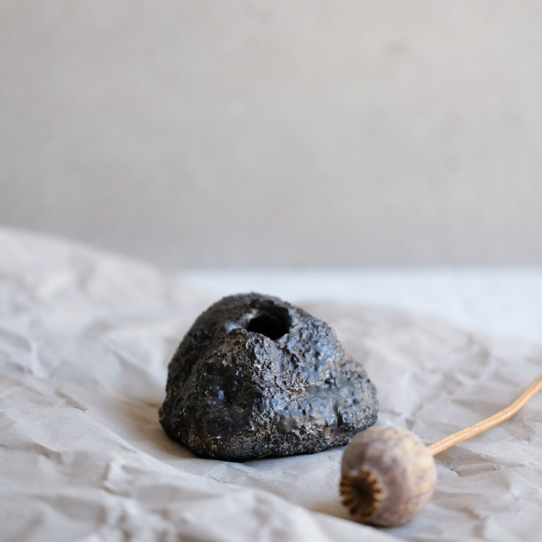 Vase unique élaboré avec une technique particulière par Yellow Nose Studio, en exclu chez Brutal Ceramics