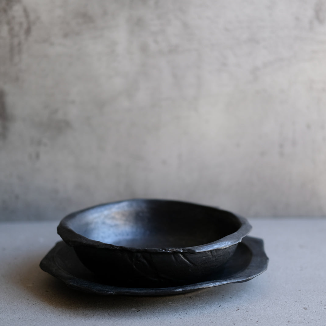 Assiette en grès noir réalisée à la main par Yellow Nose Studio chez Brutal Ceramics