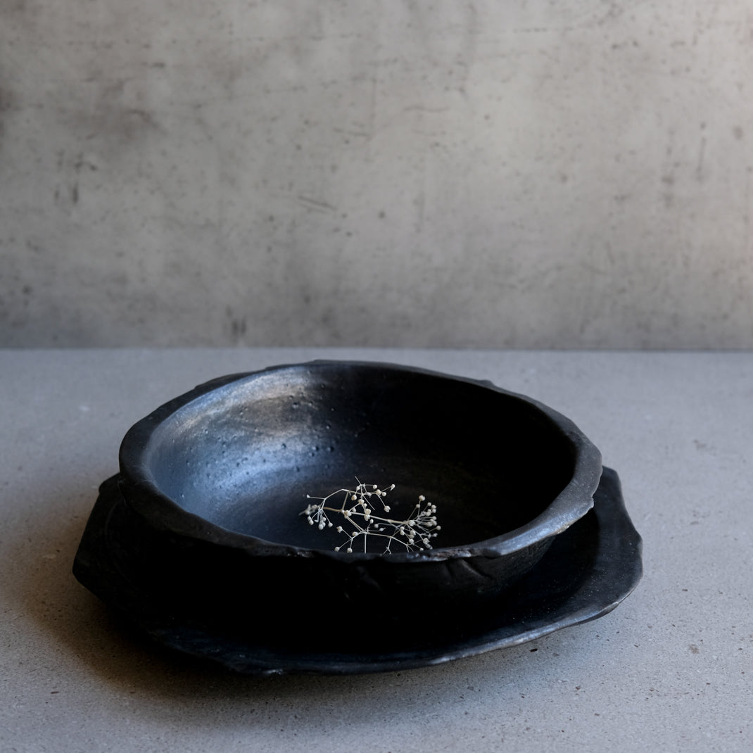 Bol en grès noir réalisé à la main par Yellow Nose Studio chez Brutal Ceramics
