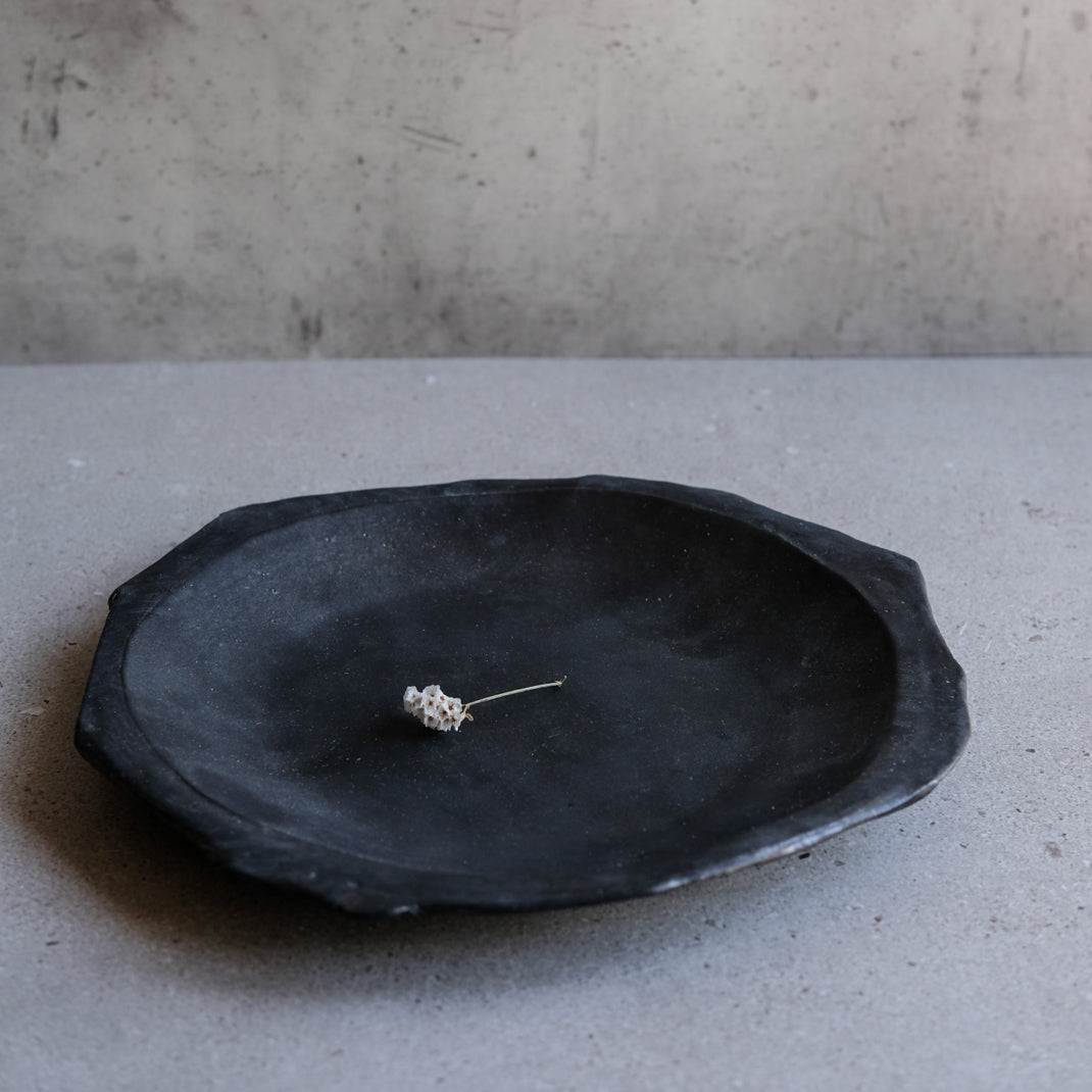 Assiette en grès noir réalisée à la main par Yellow Nose Studio chez Brutal Ceramics