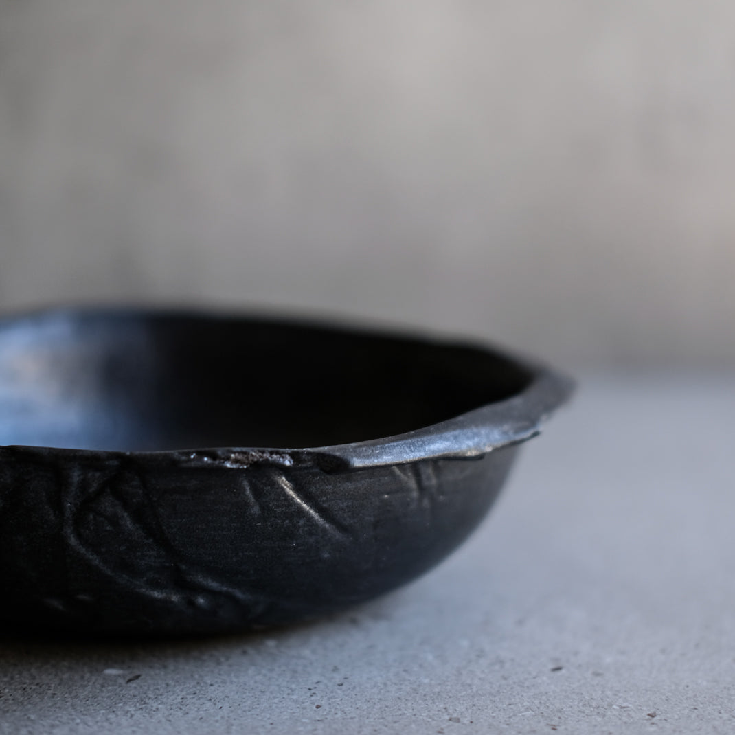 Bol en grès noir réalisé à la main par Yellow Nose Studio chez Brutal Ceramics