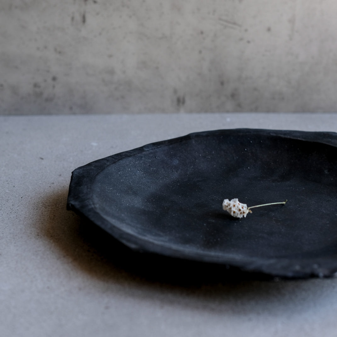 Assiette en grès noir réalisée à la main par Yellow Nose Studio chez Brutal Ceramics