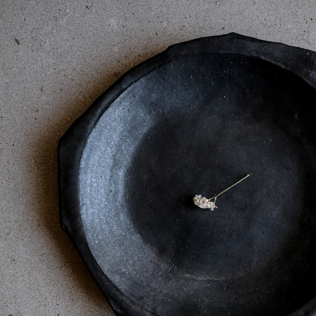 Assiette en grès noir réalisée à la main par Yellow Nose Studio chez Brutal Ceramics