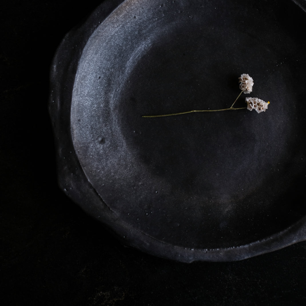 Assiette en grès noir réalisée à la main par Yellow Nose Studio chez Brutal Ceramics