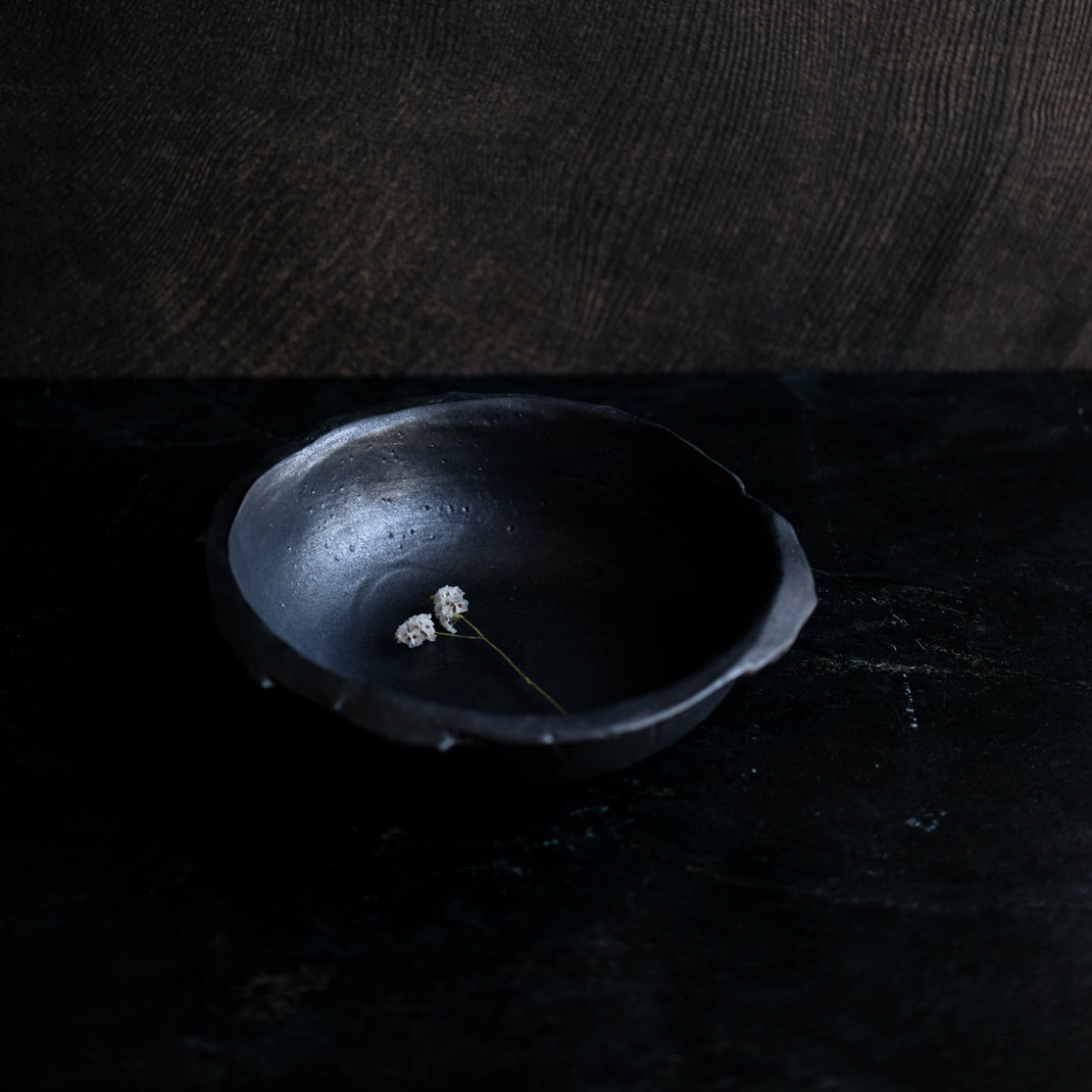Bol en grès noir réalisé à la main par Yellow Nose Studio chez Brutal Ceramics