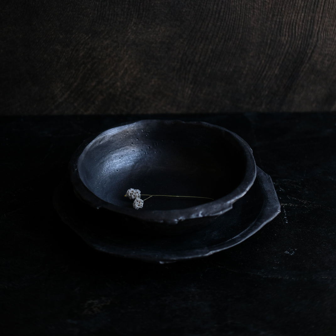 Assiette en grès noir réalisée à la main par Yellow Nose Studio chez Brutal Ceramics