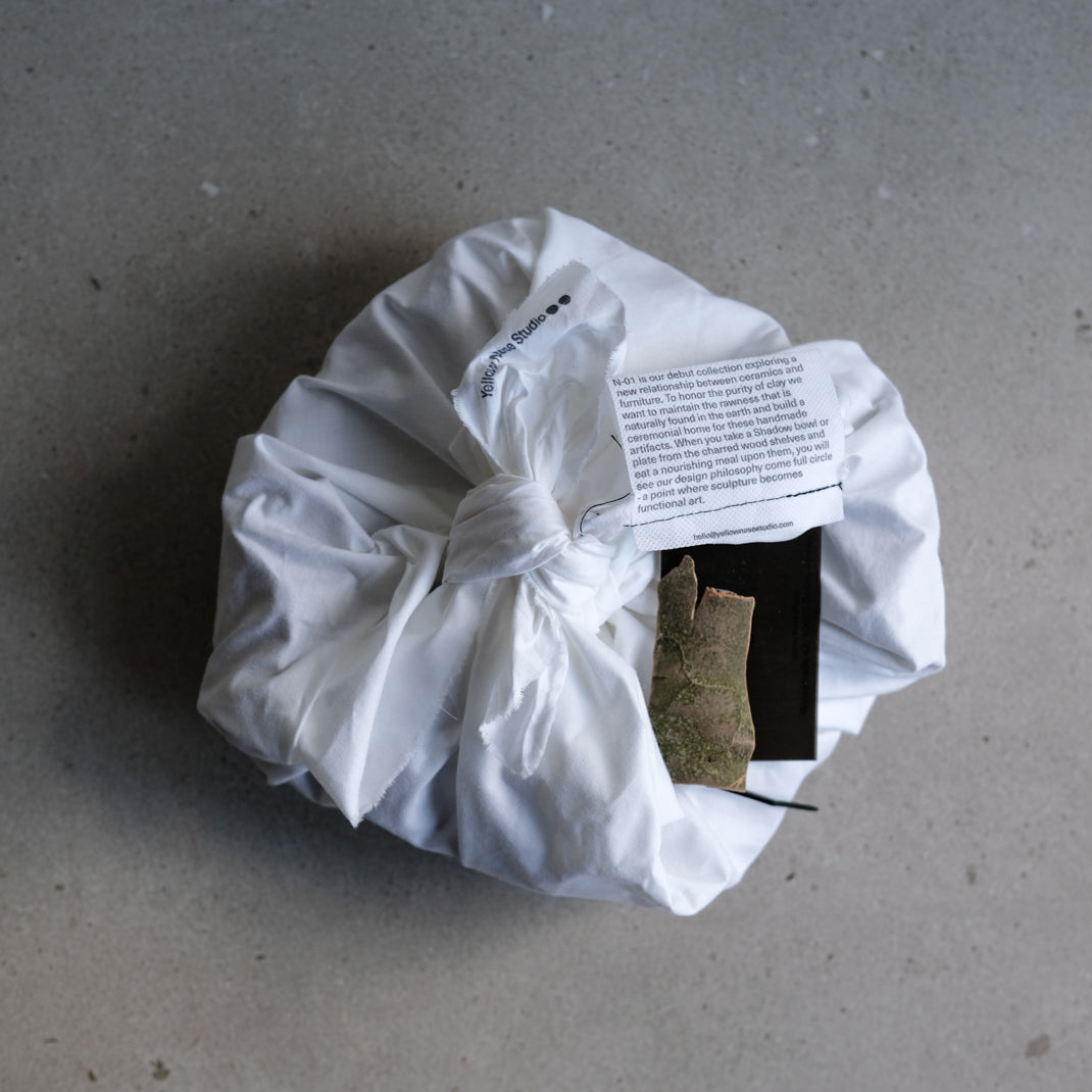 Bol en grès noir réalisé à la main par Yellow Nose Studio chez Brutal Ceramics