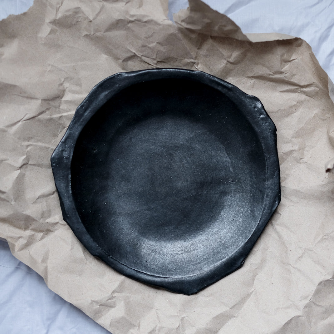 Assiette en grès noir réalisée à la main par Yellow Nose Studio chez Brutal Ceramics