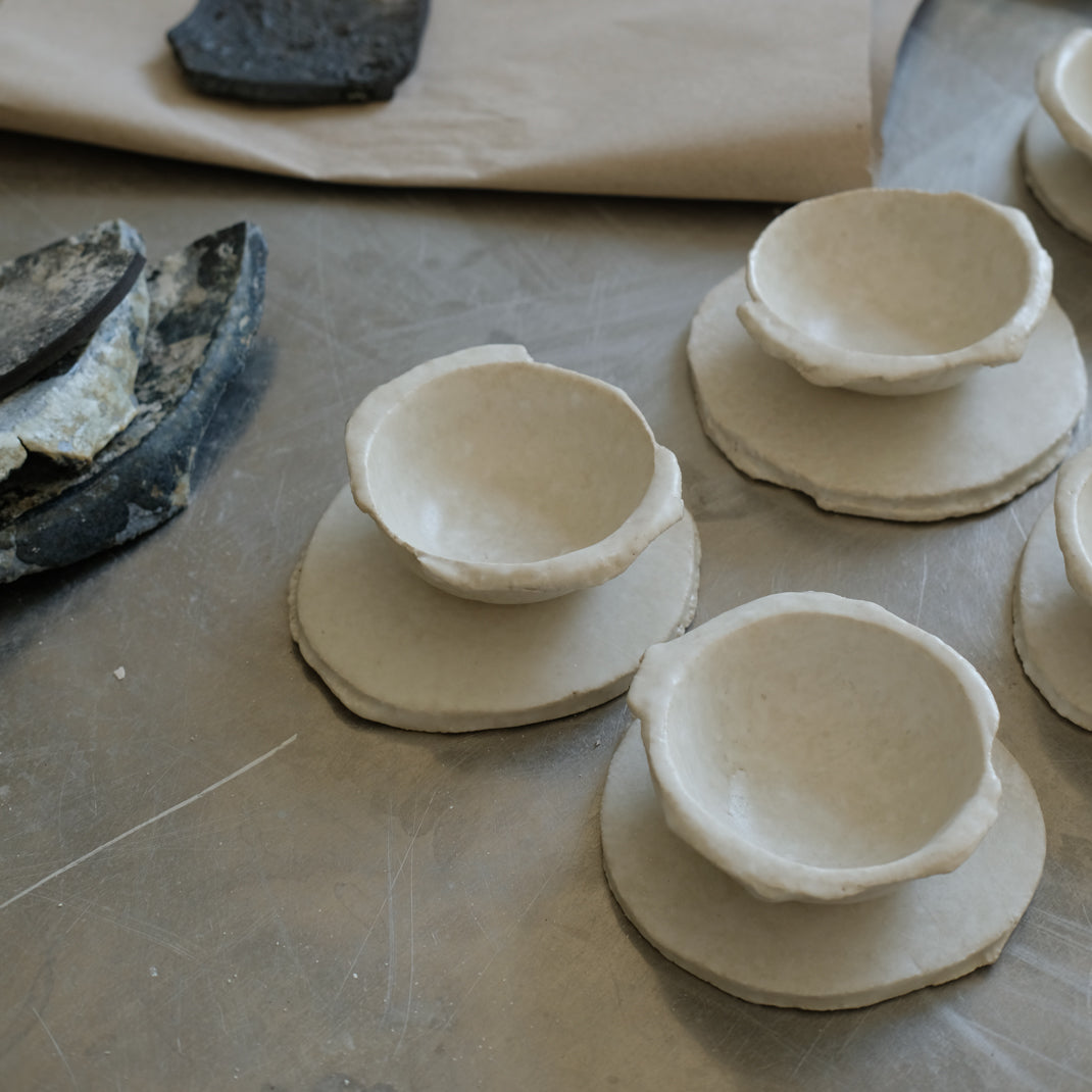 Pièces issues de la collection N02 de Yellow Nose Studio chez Brutal Ceramics