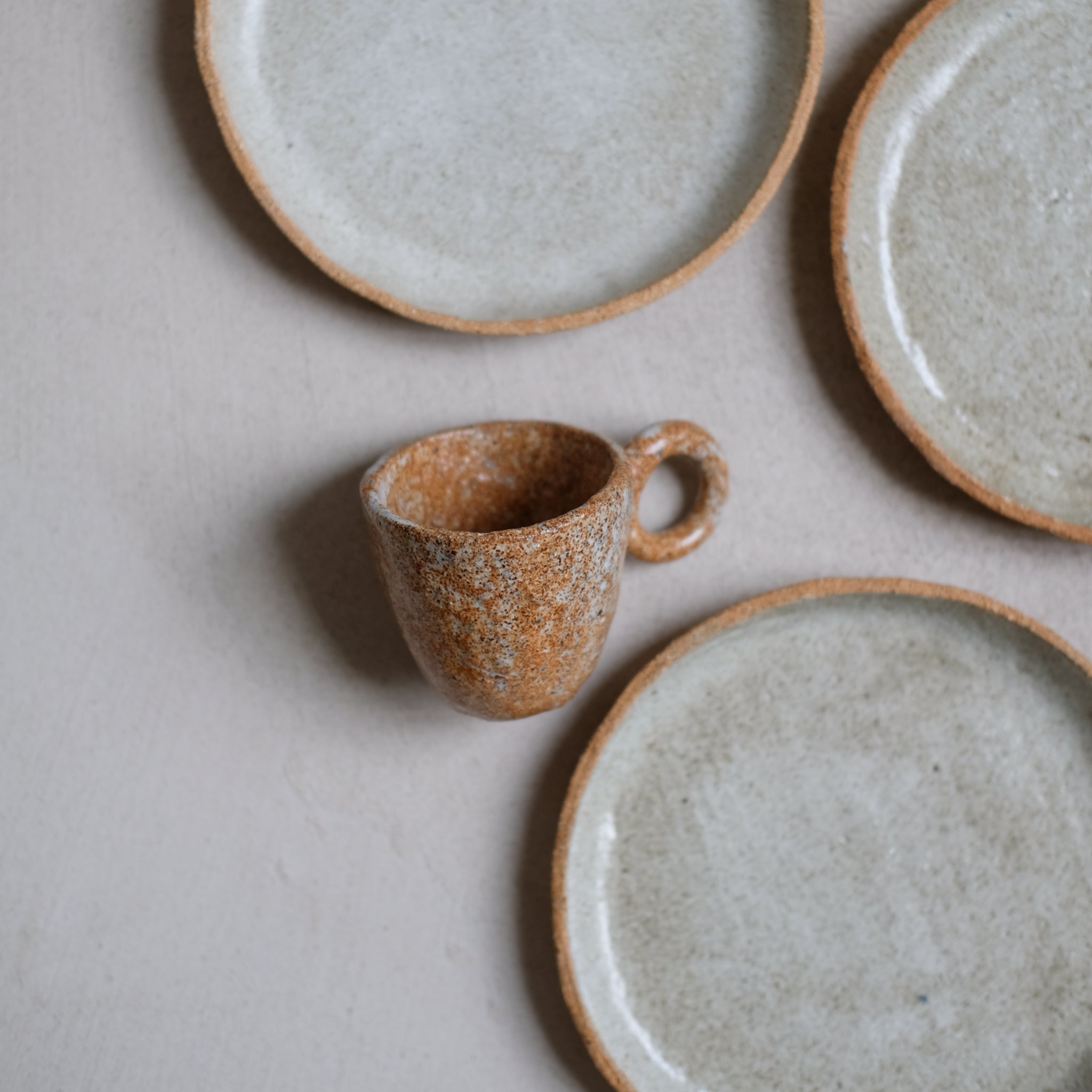 Tasse expresso grès roux moucheté par la céramiste Camille Esnée