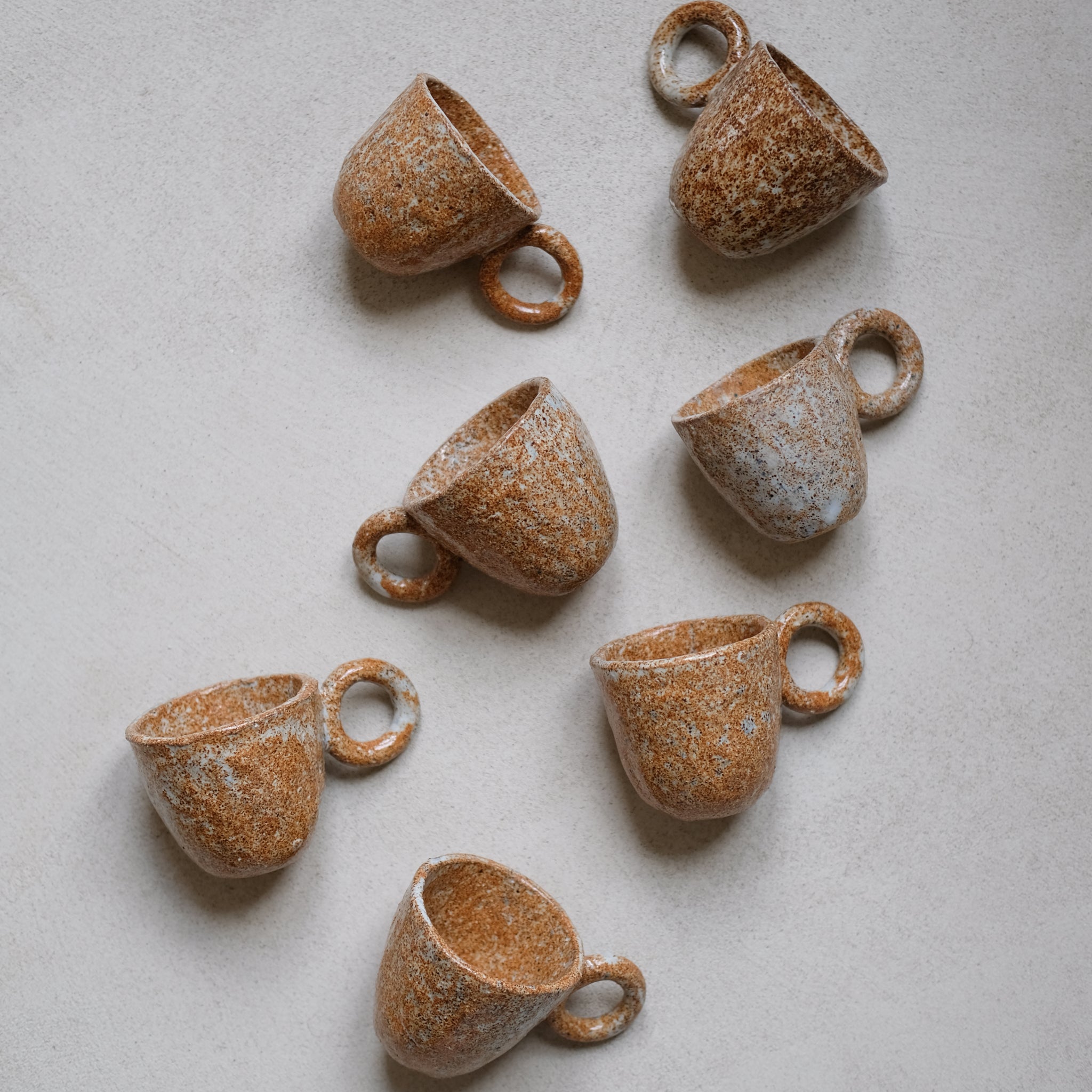 Tasse expresso grès roux moucheté par la céramiste Camille Esnée