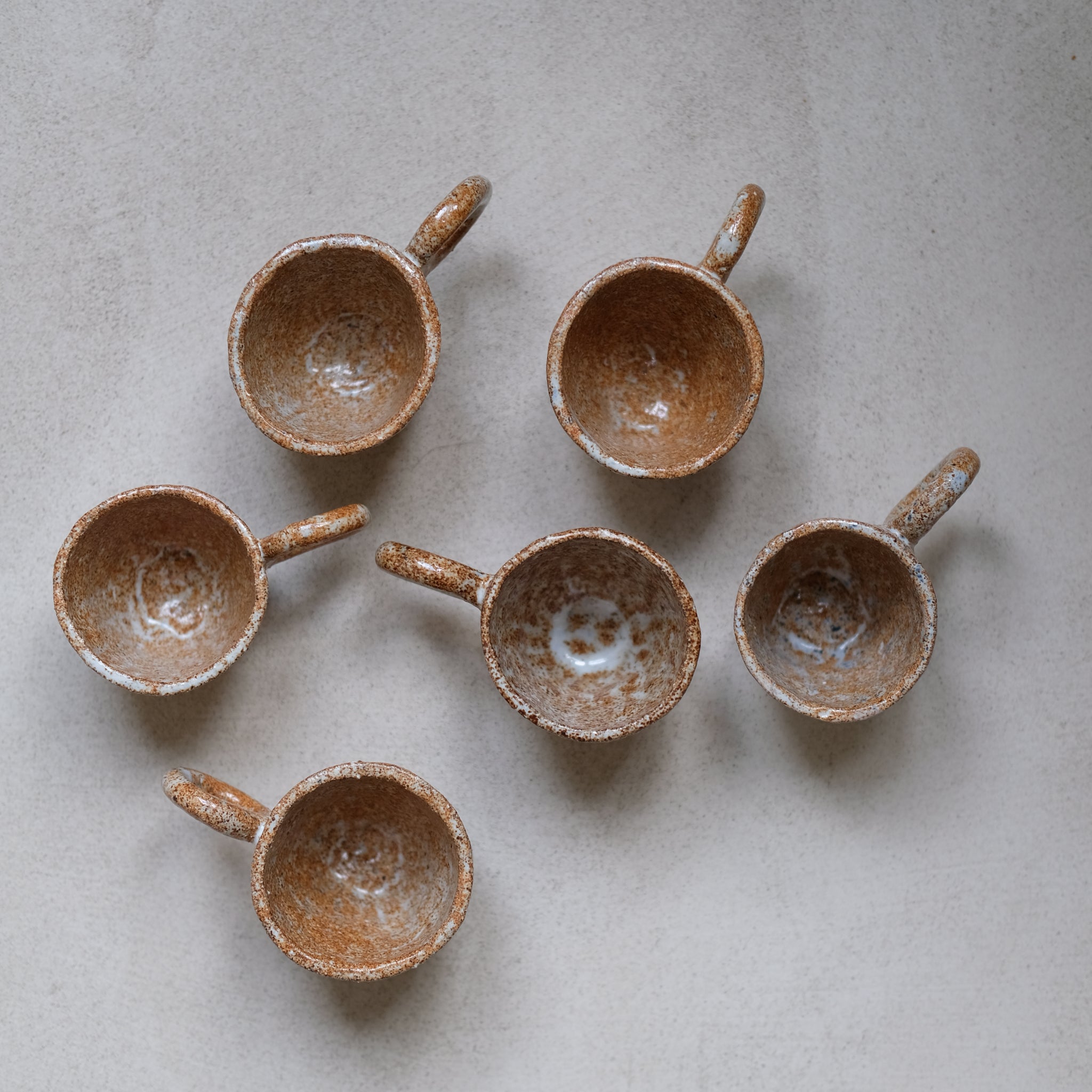 Tasse expresso grès roux moucheté par la céramiste Camille Esnée