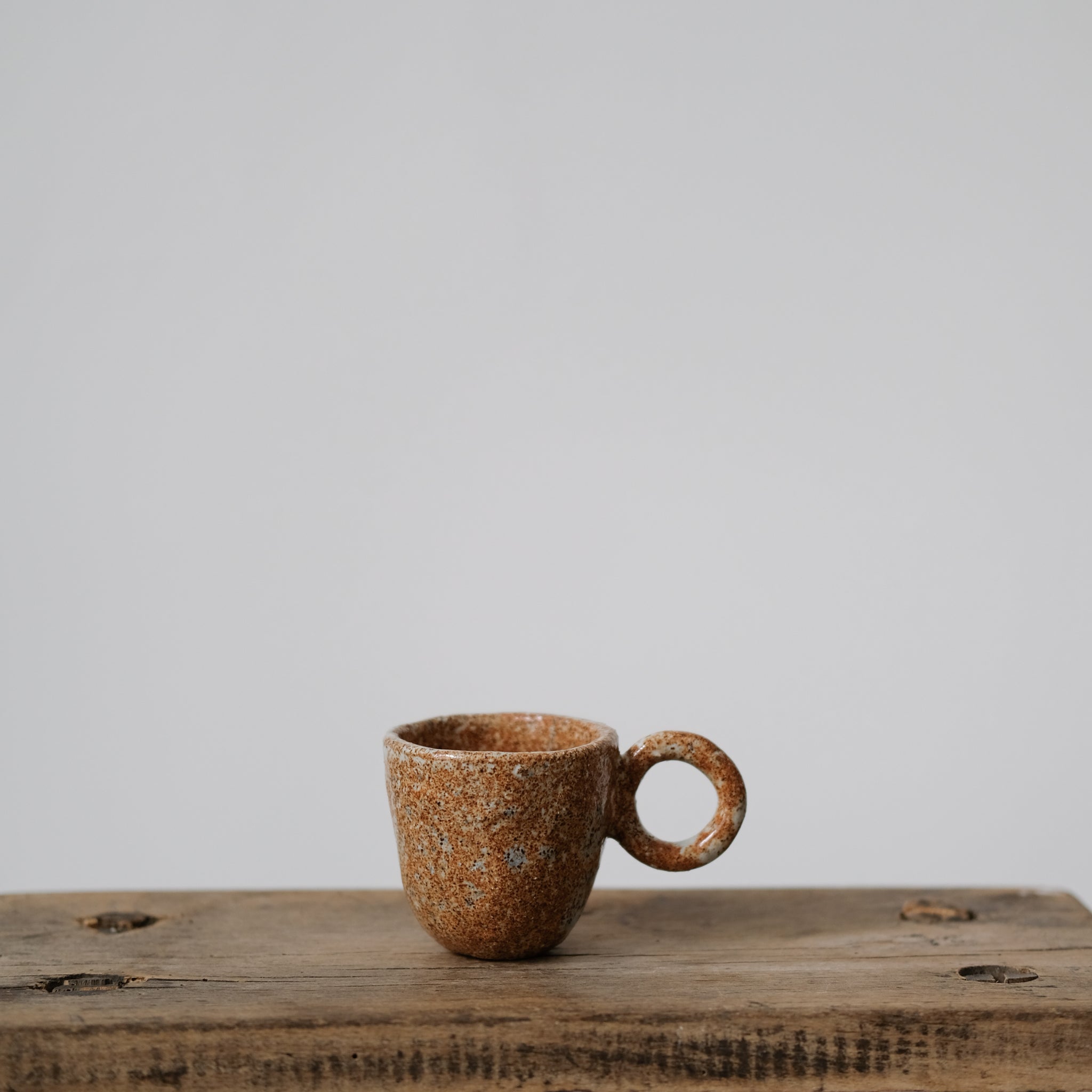 Tasse expresso grès roux moucheté par la céramiste Camille Esnée