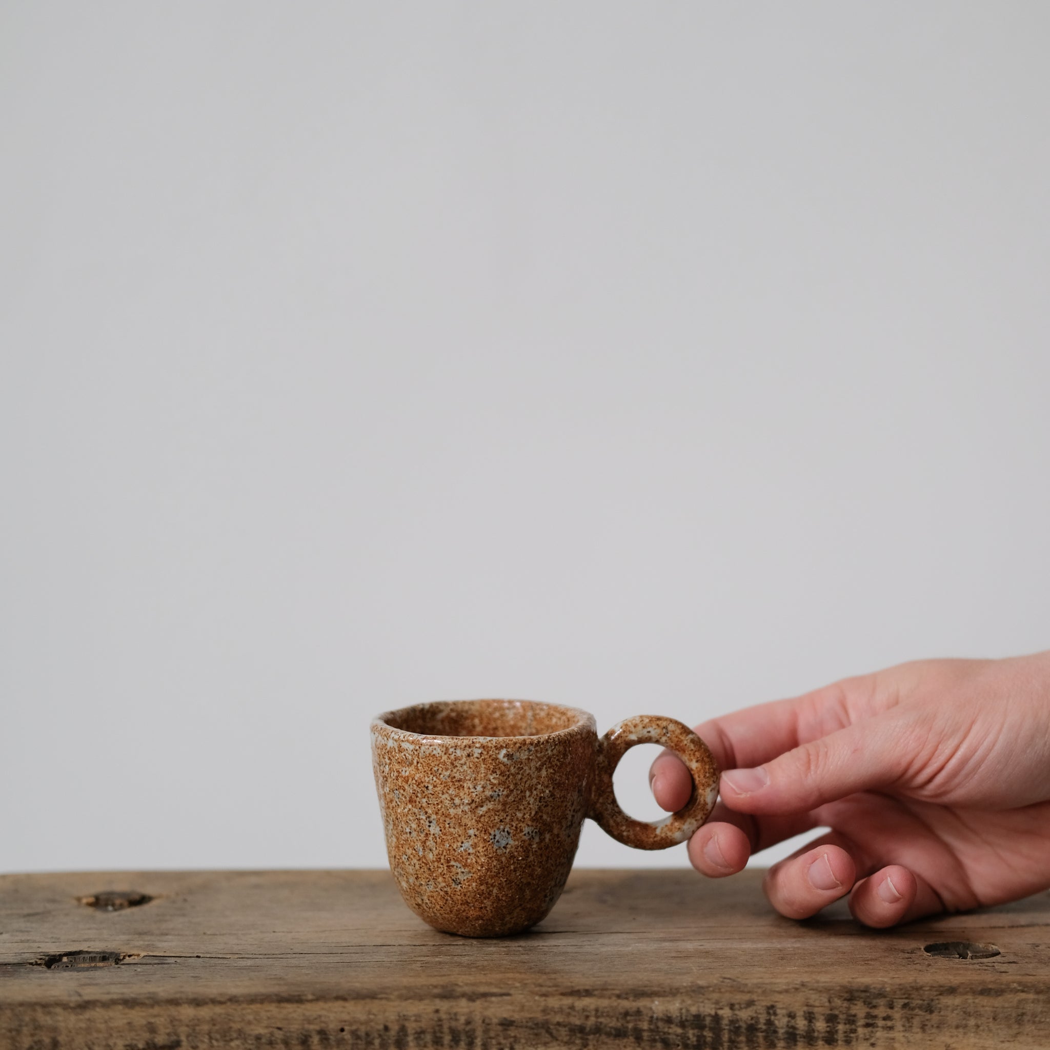 Tasse expresso grès roux moucheté par la céramiste Camille Esnée