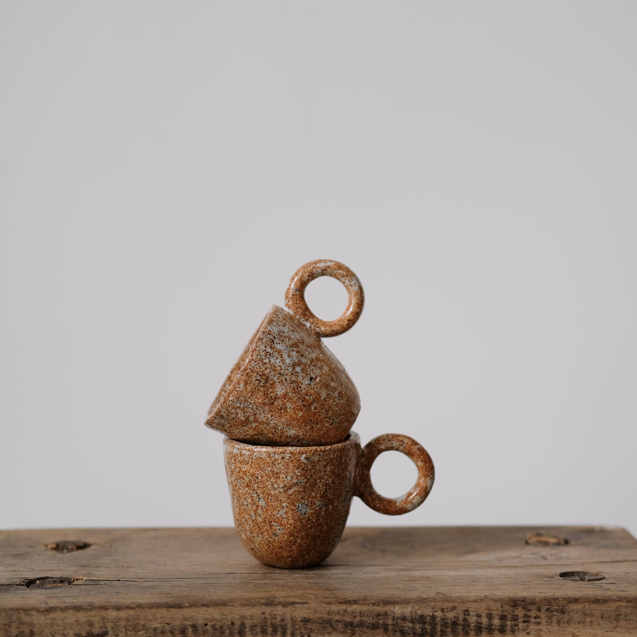 Tasse expresso grès roux moucheté par la céramiste Camille Esnée