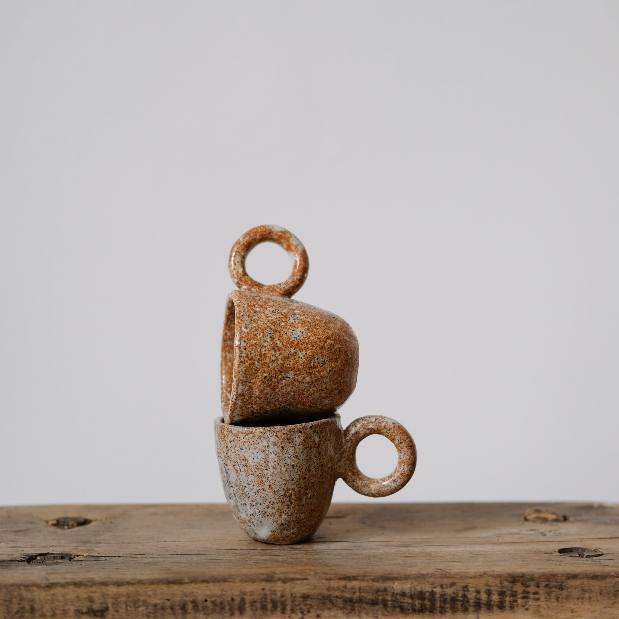 Tasse expresso grès roux moucheté par la céramiste Camille Esnée