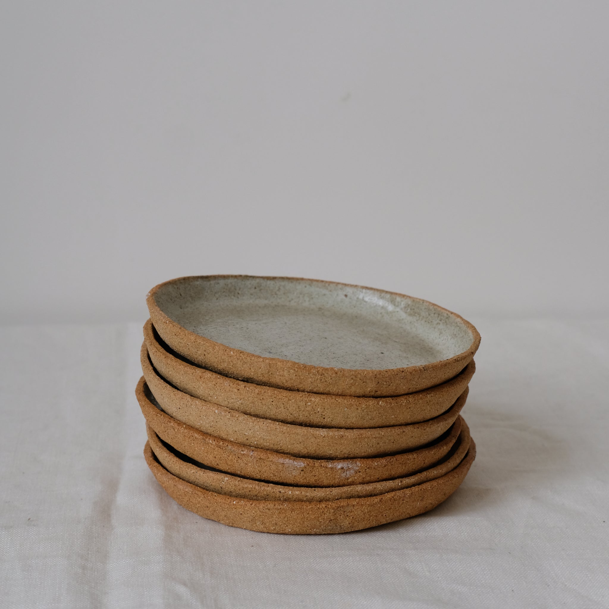 Assiette en grès roux chamotté gris moucheté par la céramiste Camille Esnée