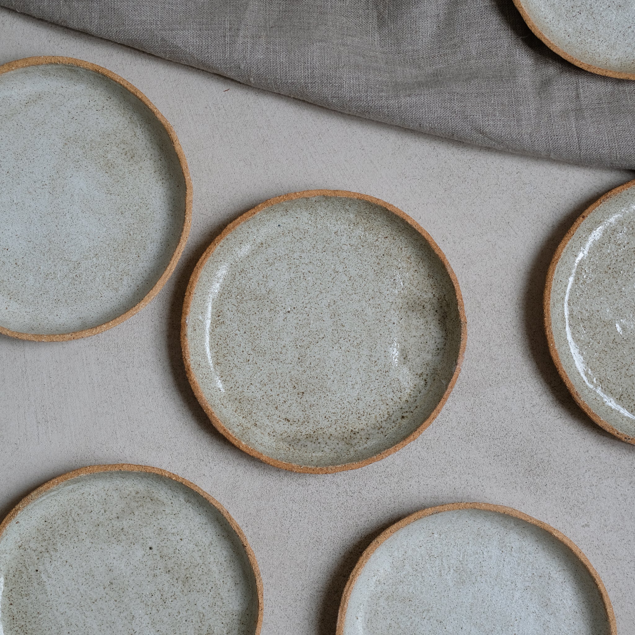 Assiette en grès roux chamotté gris moucheté par la céramiste Camille Esnée