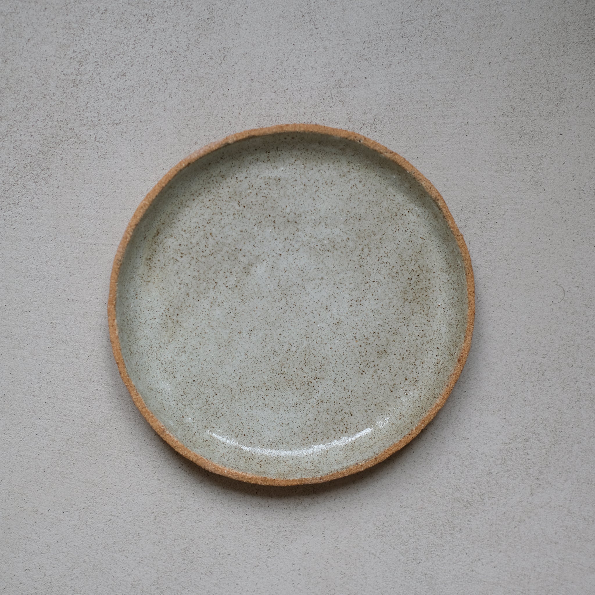 Assiette en grès roux chamotté gris moucheté par la céramiste Camille Esnée