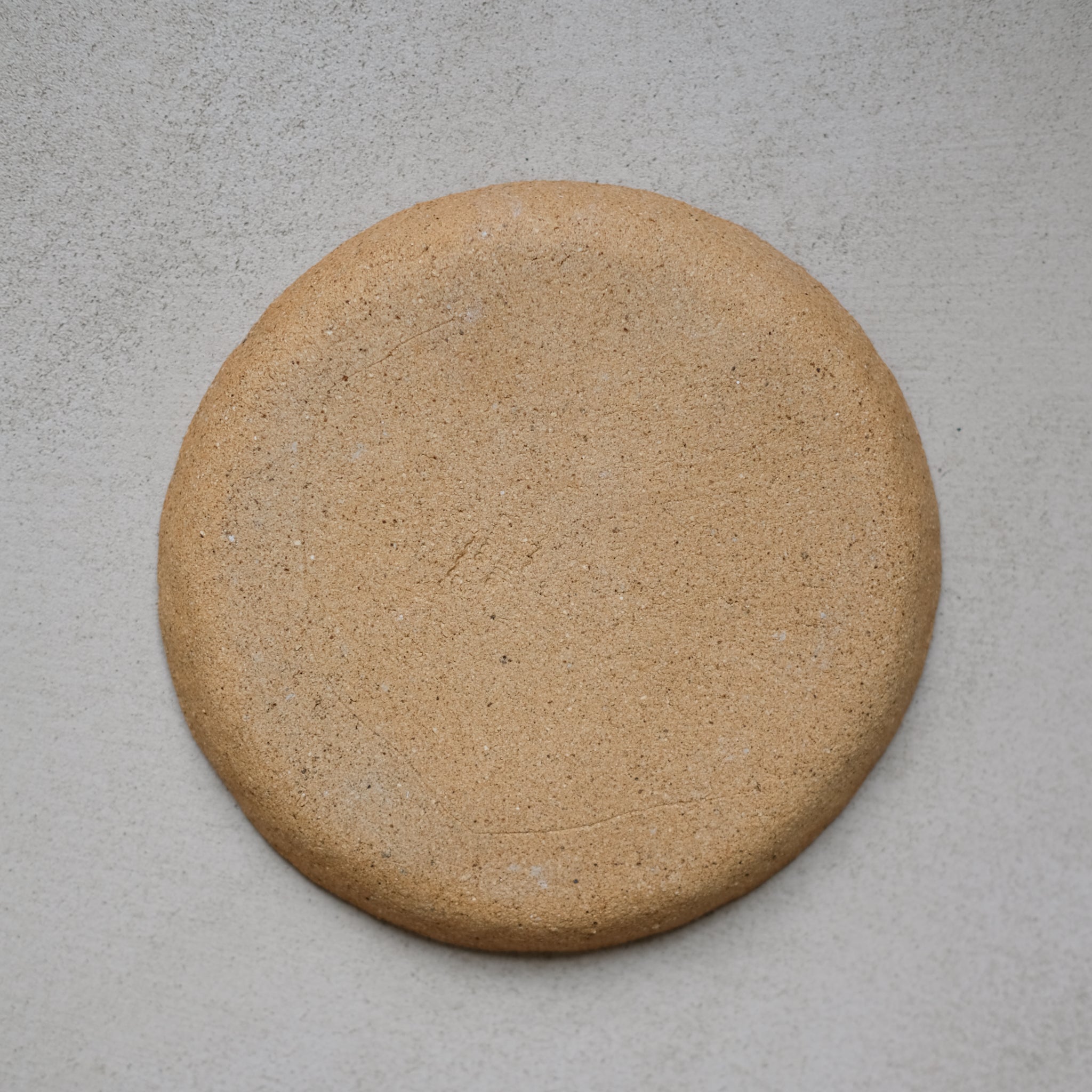Assiette en grès roux chamotté gris moucheté par la céramiste Camille Esnée