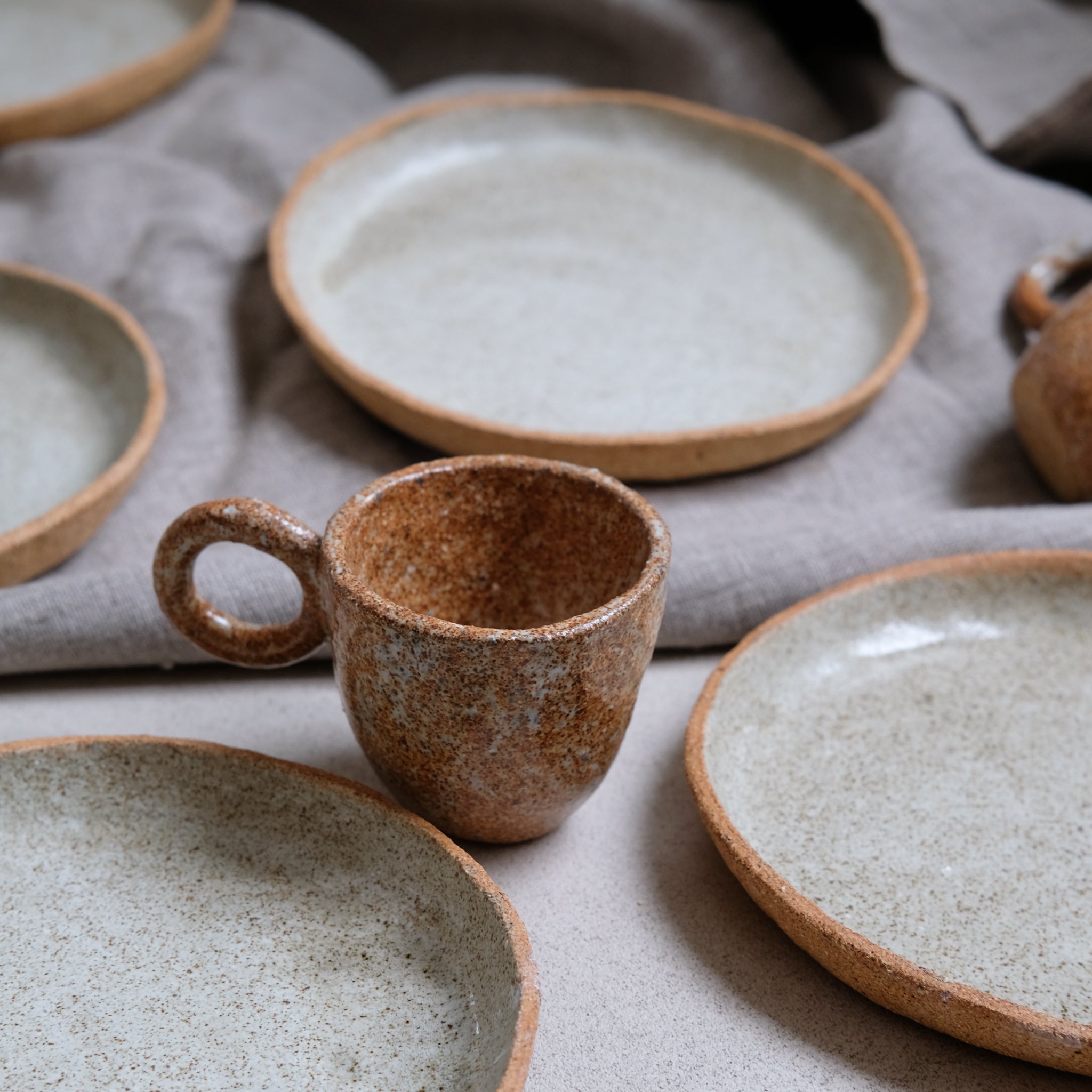 Tasse expresso grès roux moucheté par la céramiste Camille Esnée
