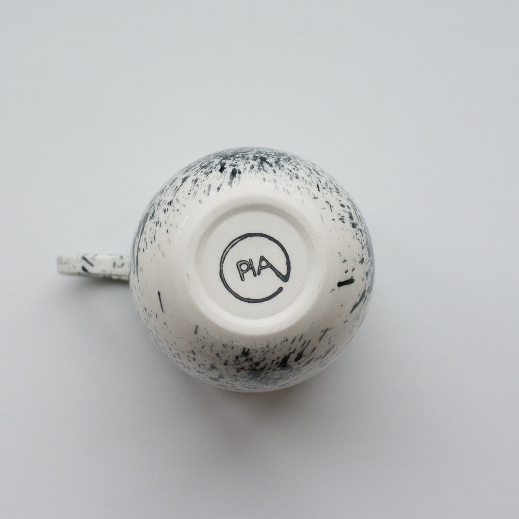Mug noir moucheté fait à la main dans l'atelier parisien de Pia Van Peteghem, céramiste