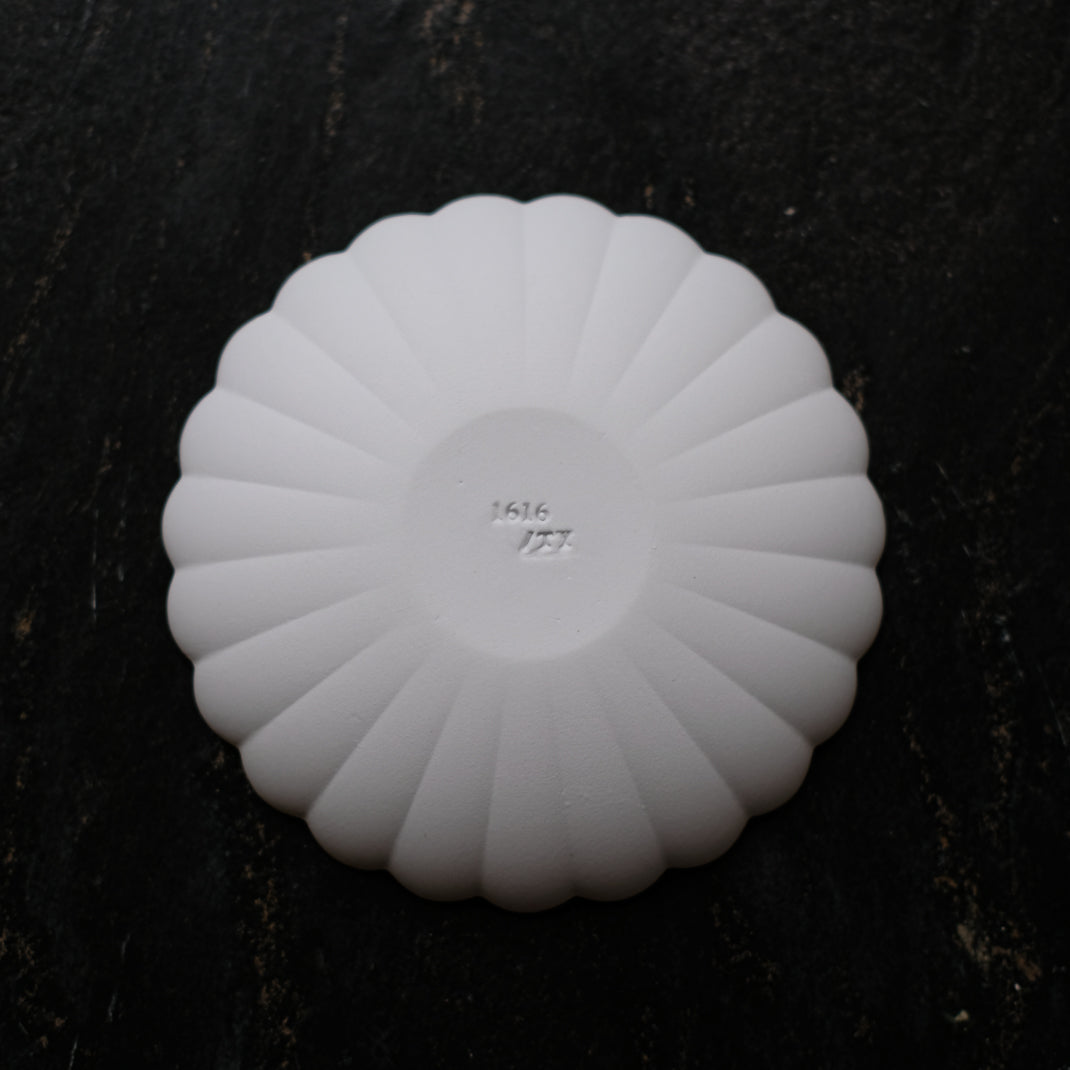 Assiette chrysanthème D11cm par 1616 arita au japon chez Brutal Ceramics