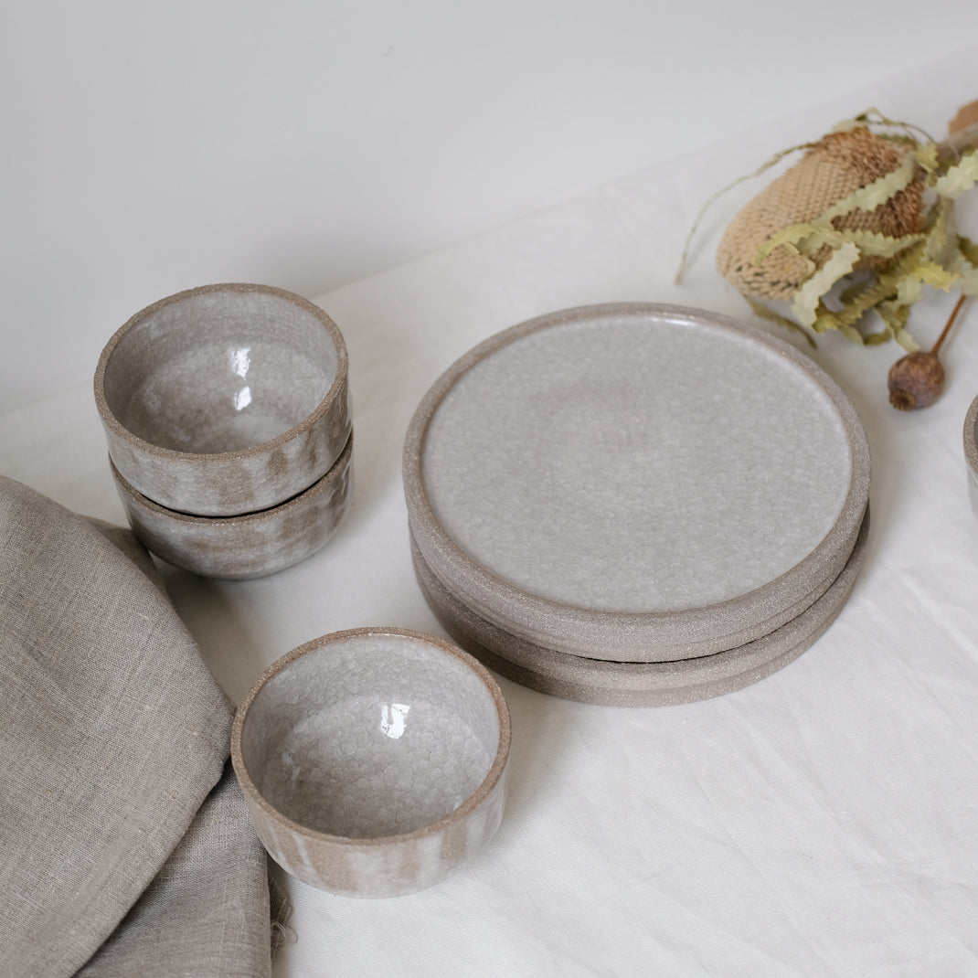 Assiette en grès gris craquelé d'Albarello chez Brutal