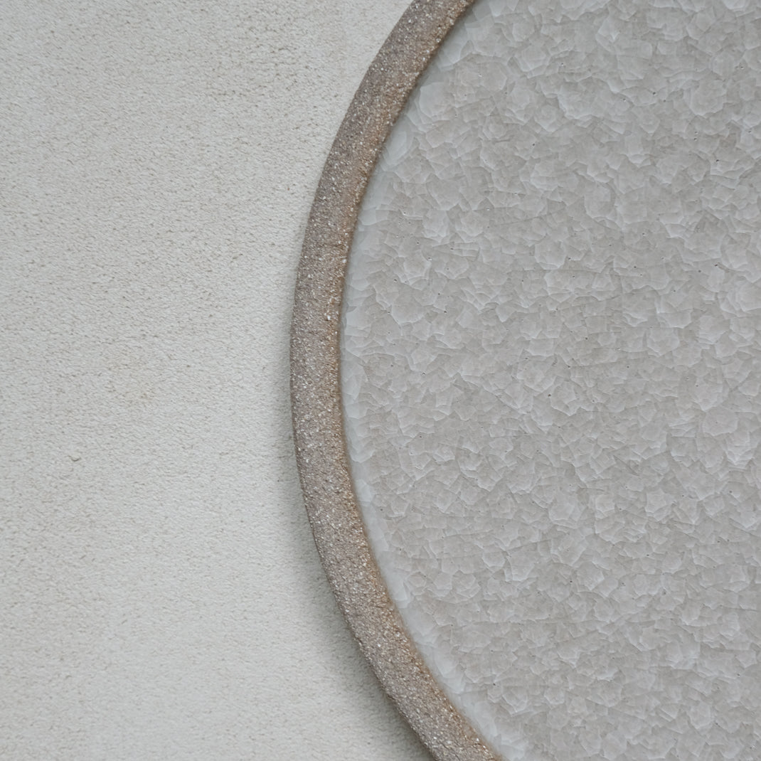 Assiette en grès gris craquelé d'Albarello chez Brutal