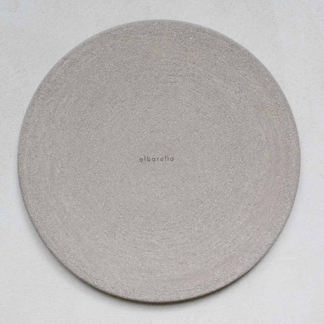 Assiette en grès gris craquelé d'Albarello chez Brutal