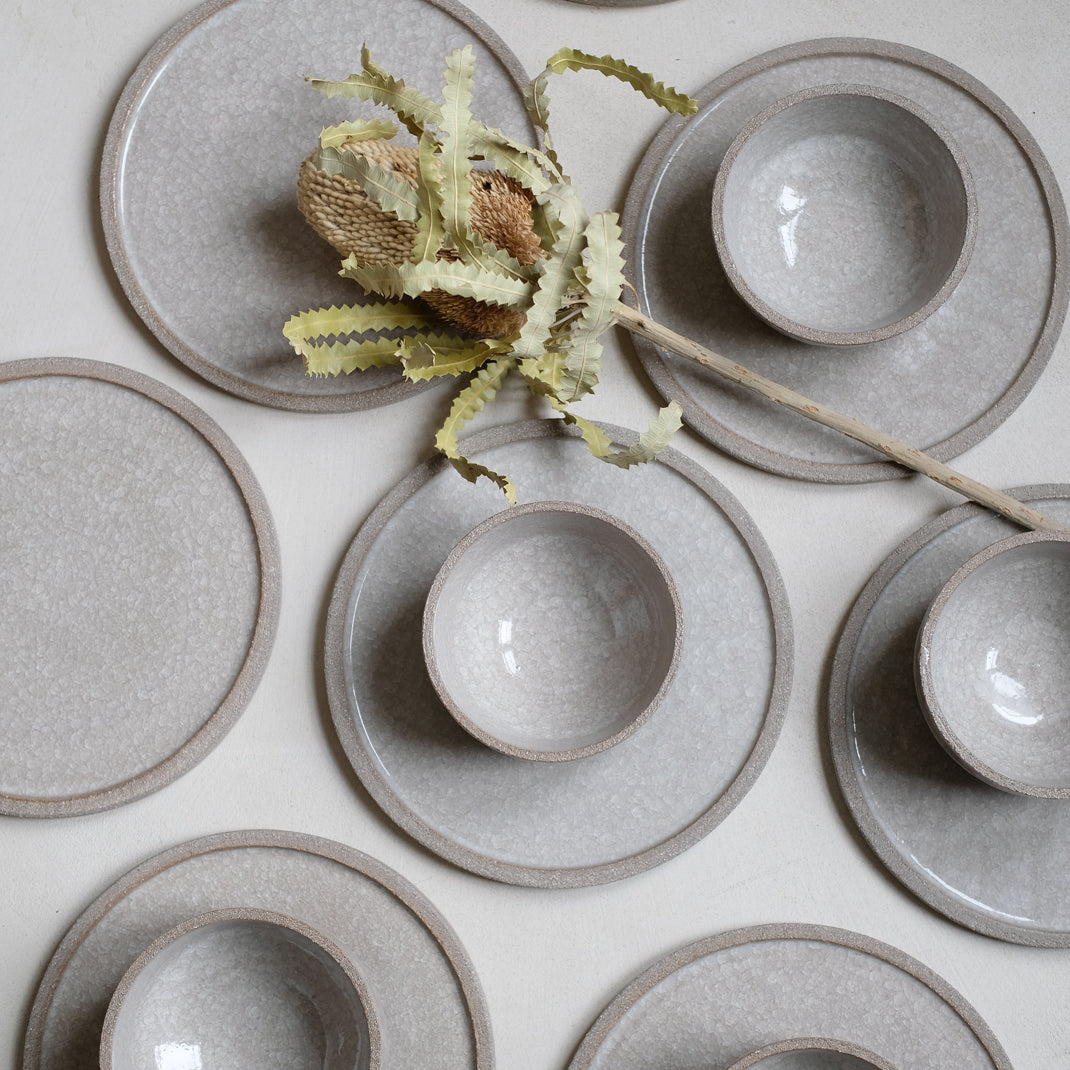 Assiette en grès gris craquelé d'Albarello chez Brutal