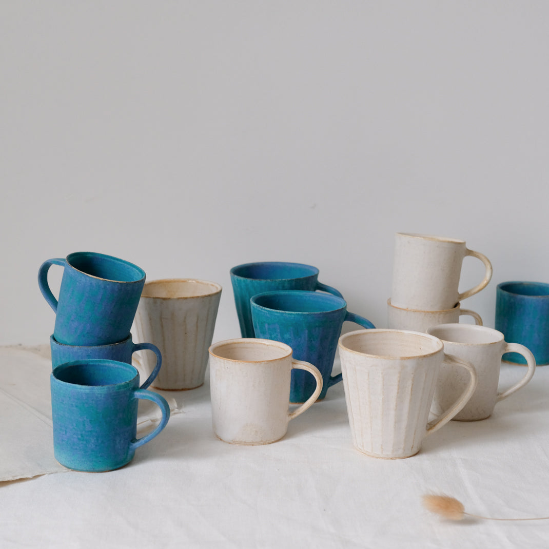 Tasse antique blue 170ml de la céramiste japonaise Aya Ogawa chez Brutal Ceramics