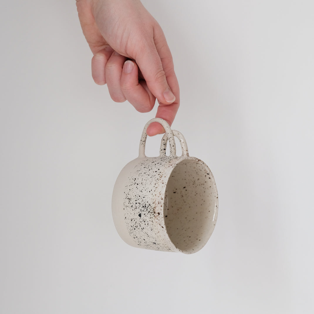 La mug loop dessinée par Camille Esnée sur Brutal Ceramics