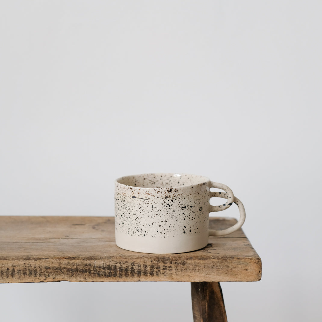 La mug loop dessinée par Camille Esnée sur Brutal Ceramics