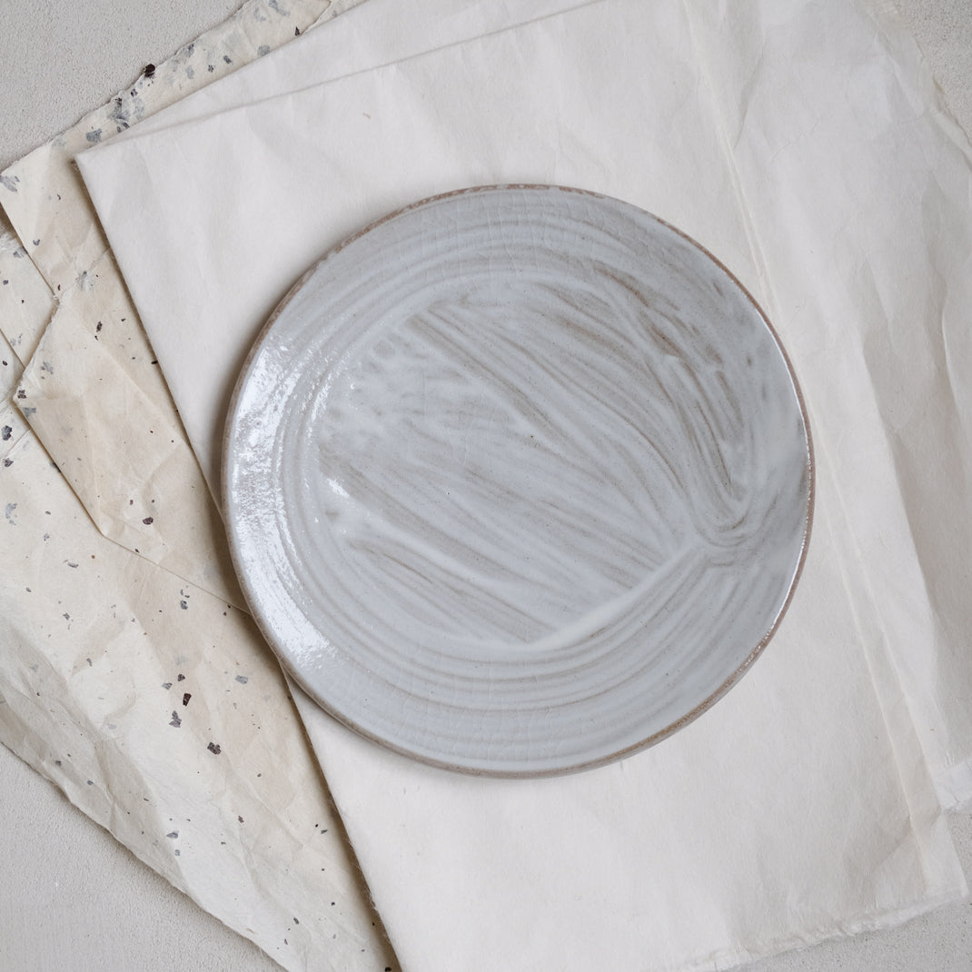Assiette réalisée par Dauphine Scalbert chez Brutal Ceramics