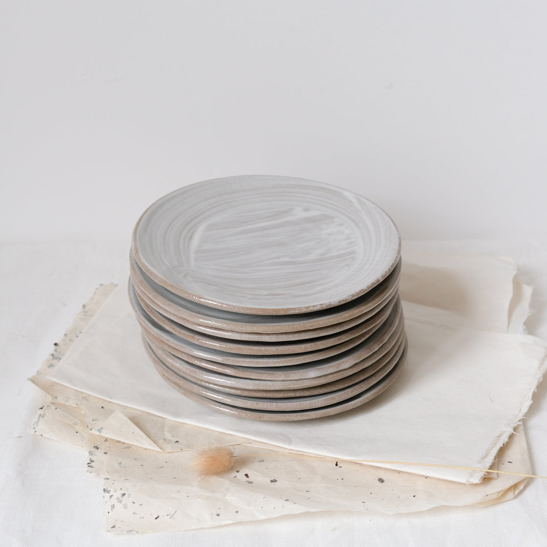 Assiette réalisée par Dauphine Scalbert chez Brutal Ceramics