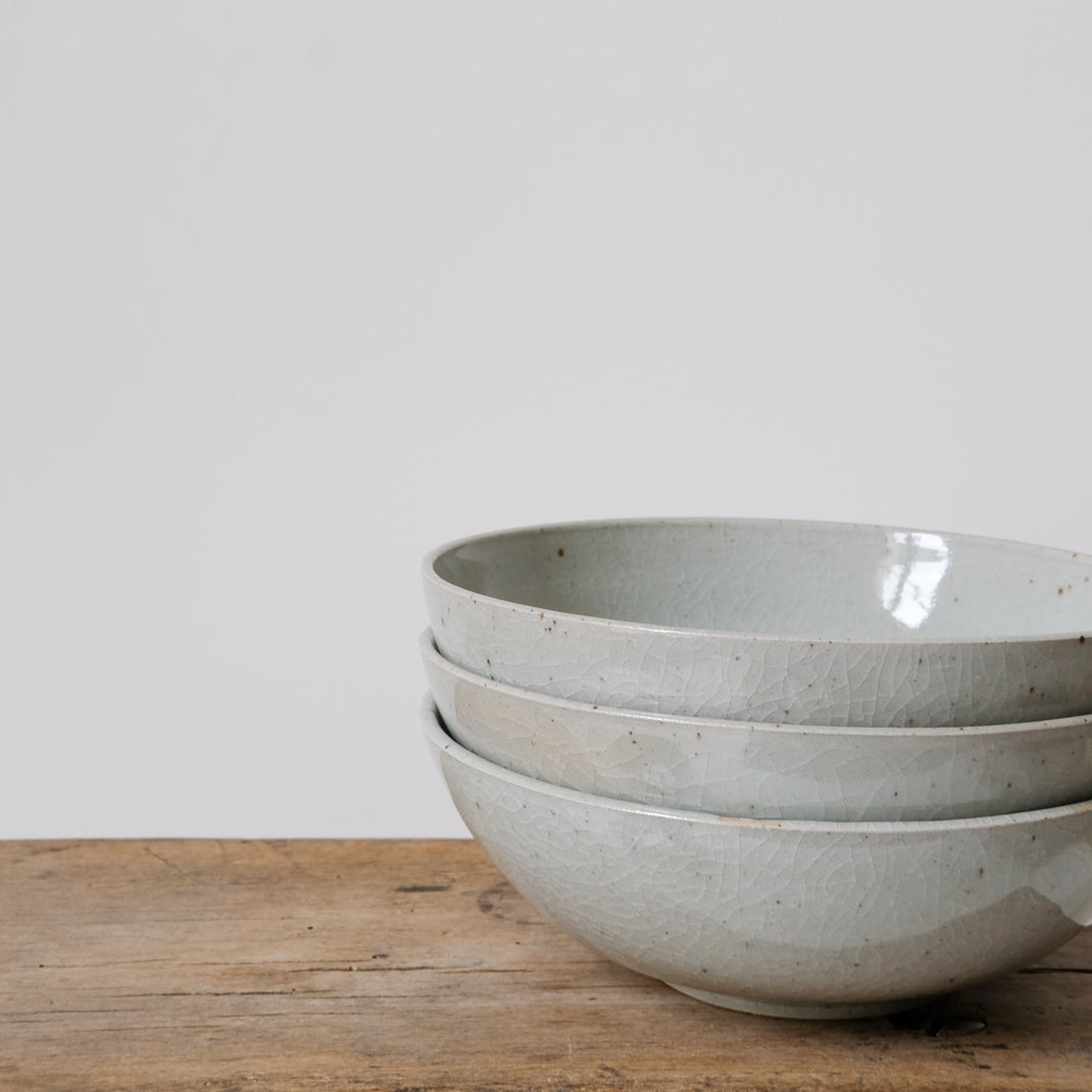 Assiette en grès par In Girum chez Brutal Ceramics